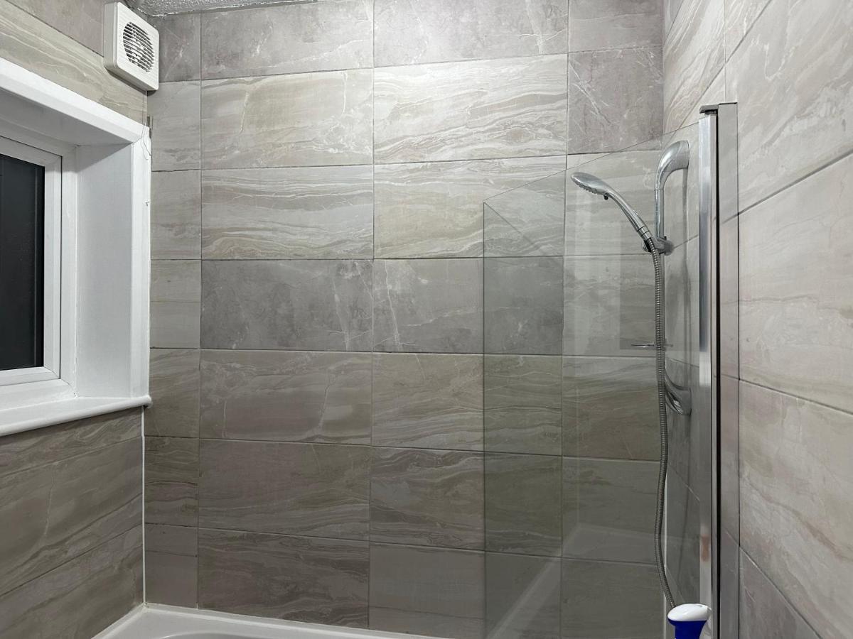 3Rd Studio Flat With Private Toilet And Bathroom Setup For Family Enjoyment 134 Keedonwood Road Bromley Exterior foto