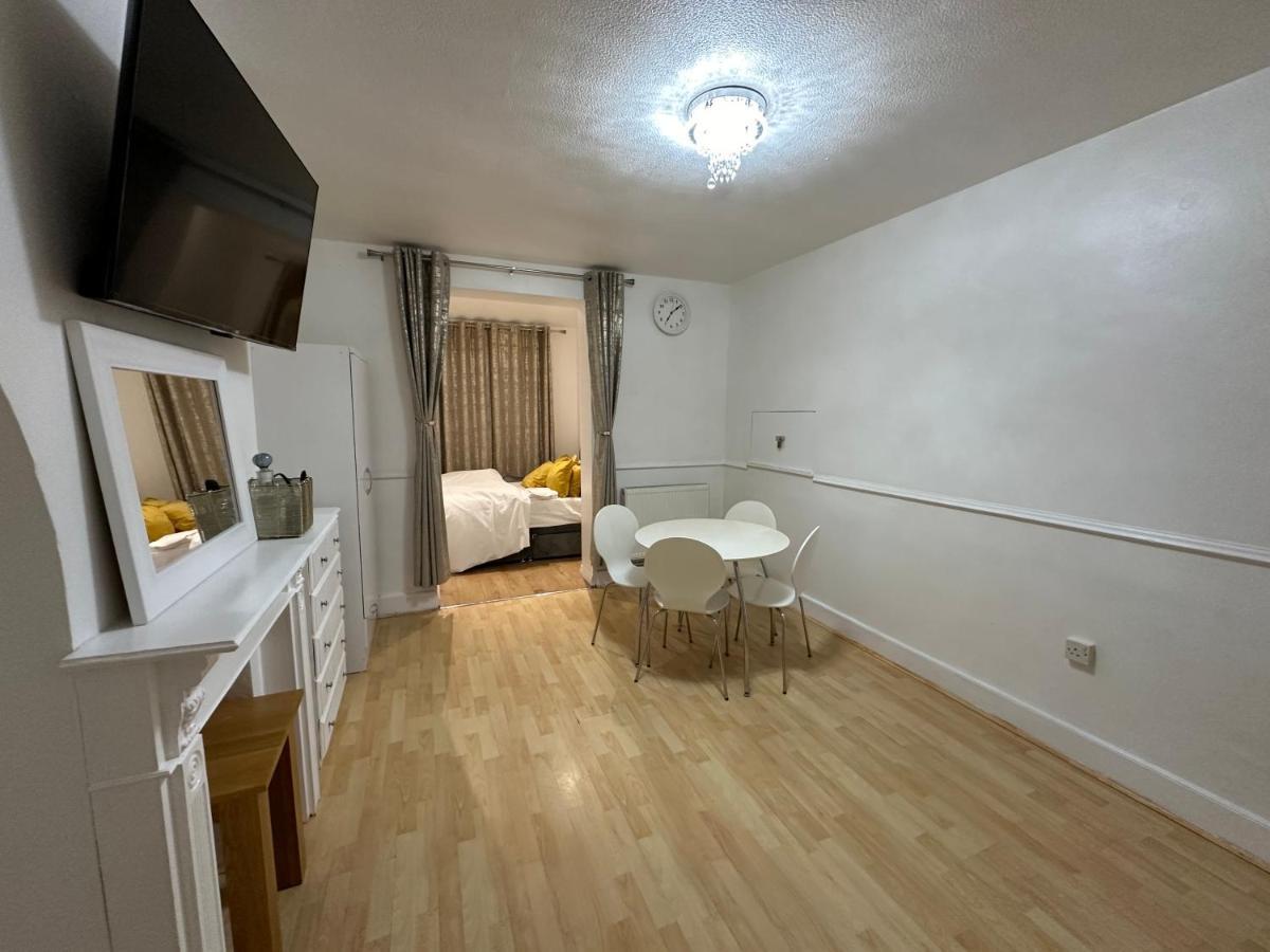 3Rd Studio Flat With Private Toilet And Bathroom Setup For Family Enjoyment 134 Keedonwood Road Bromley Exterior foto