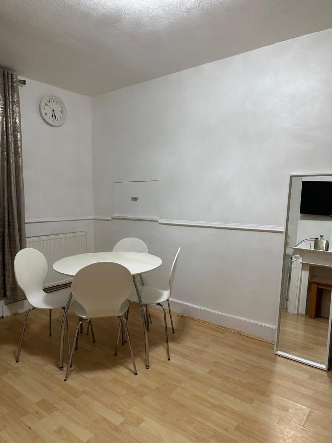3Rd Studio Flat With Private Toilet And Bathroom Setup For Family Enjoyment 134 Keedonwood Road Bromley Exterior foto