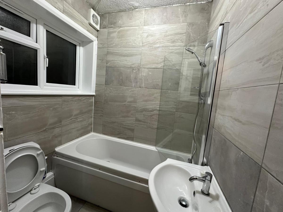3Rd Studio Flat With Private Toilet And Bathroom Setup For Family Enjoyment 134 Keedonwood Road Bromley Exterior foto