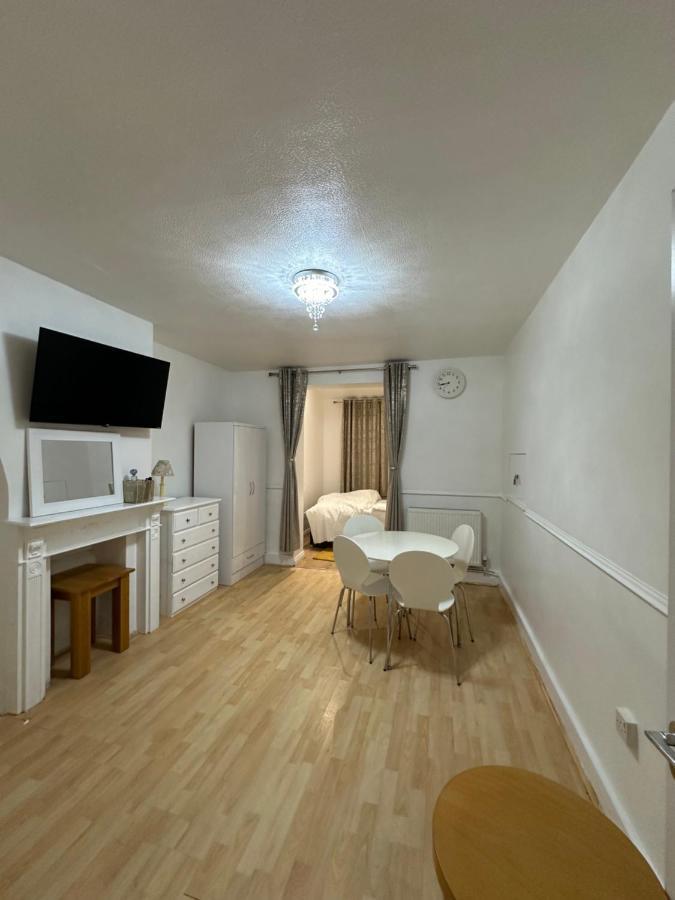3Rd Studio Flat With Private Toilet And Bathroom Setup For Family Enjoyment 134 Keedonwood Road Bromley Exterior foto