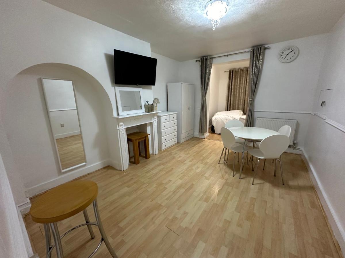 3Rd Studio Flat With Private Toilet And Bathroom Setup For Family Enjoyment 134 Keedonwood Road Bromley Exterior foto
