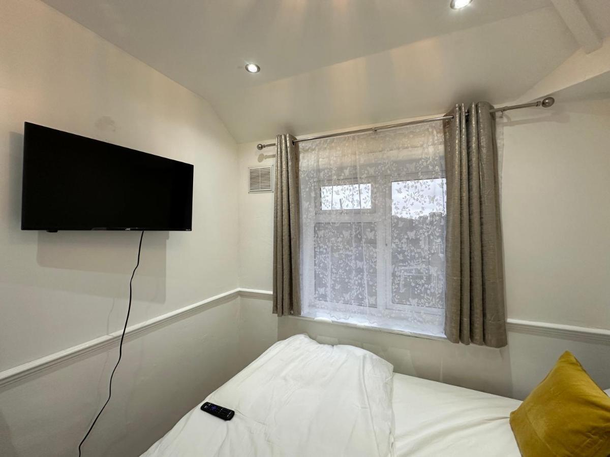 3Rd Studio Flat With Private Toilet And Bathroom Setup For Family Enjoyment 134 Keedonwood Road Bromley Exterior foto