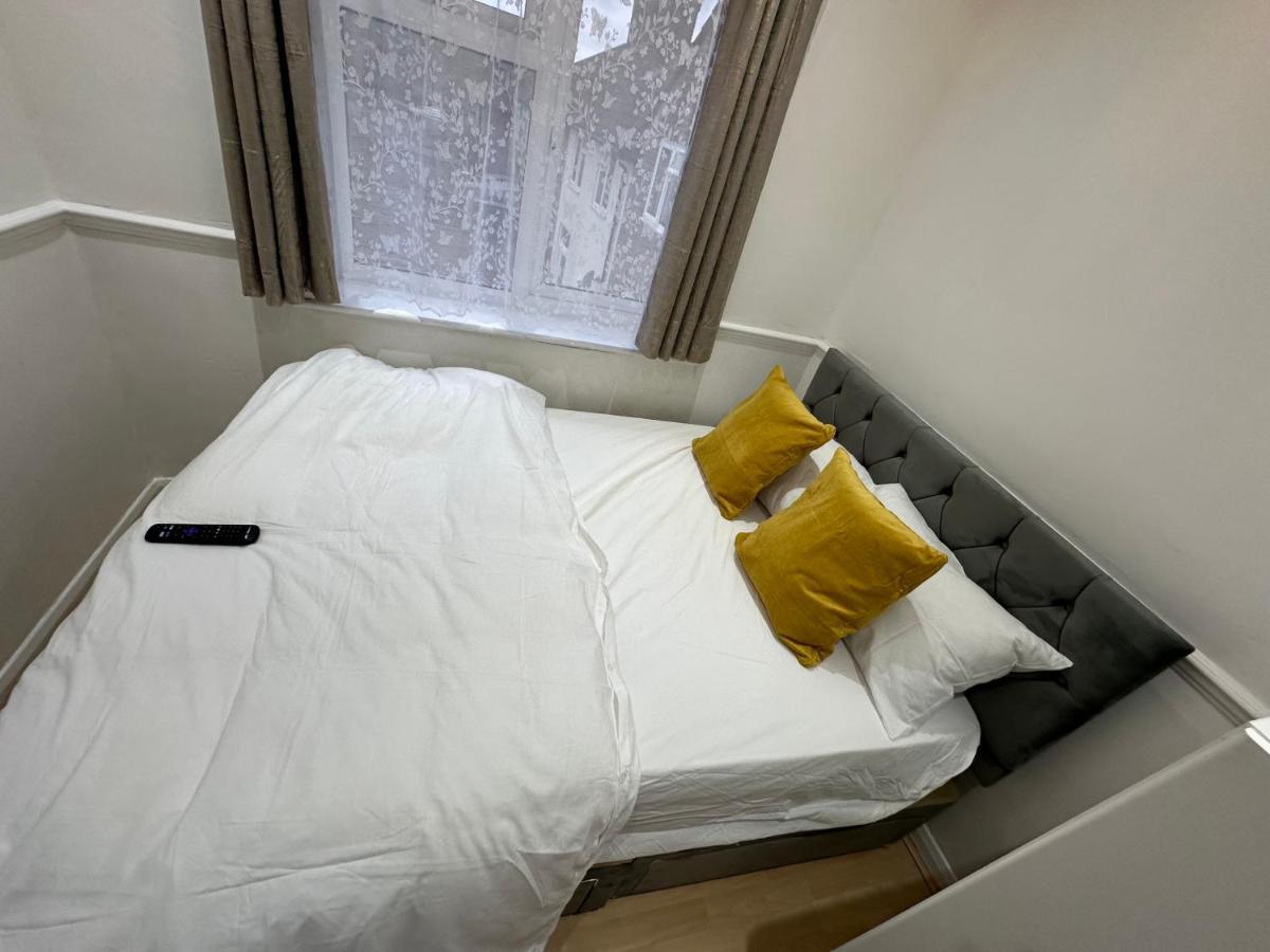 3Rd Studio Flat With Private Toilet And Bathroom Setup For Family Enjoyment 134 Keedonwood Road Bromley Exterior foto