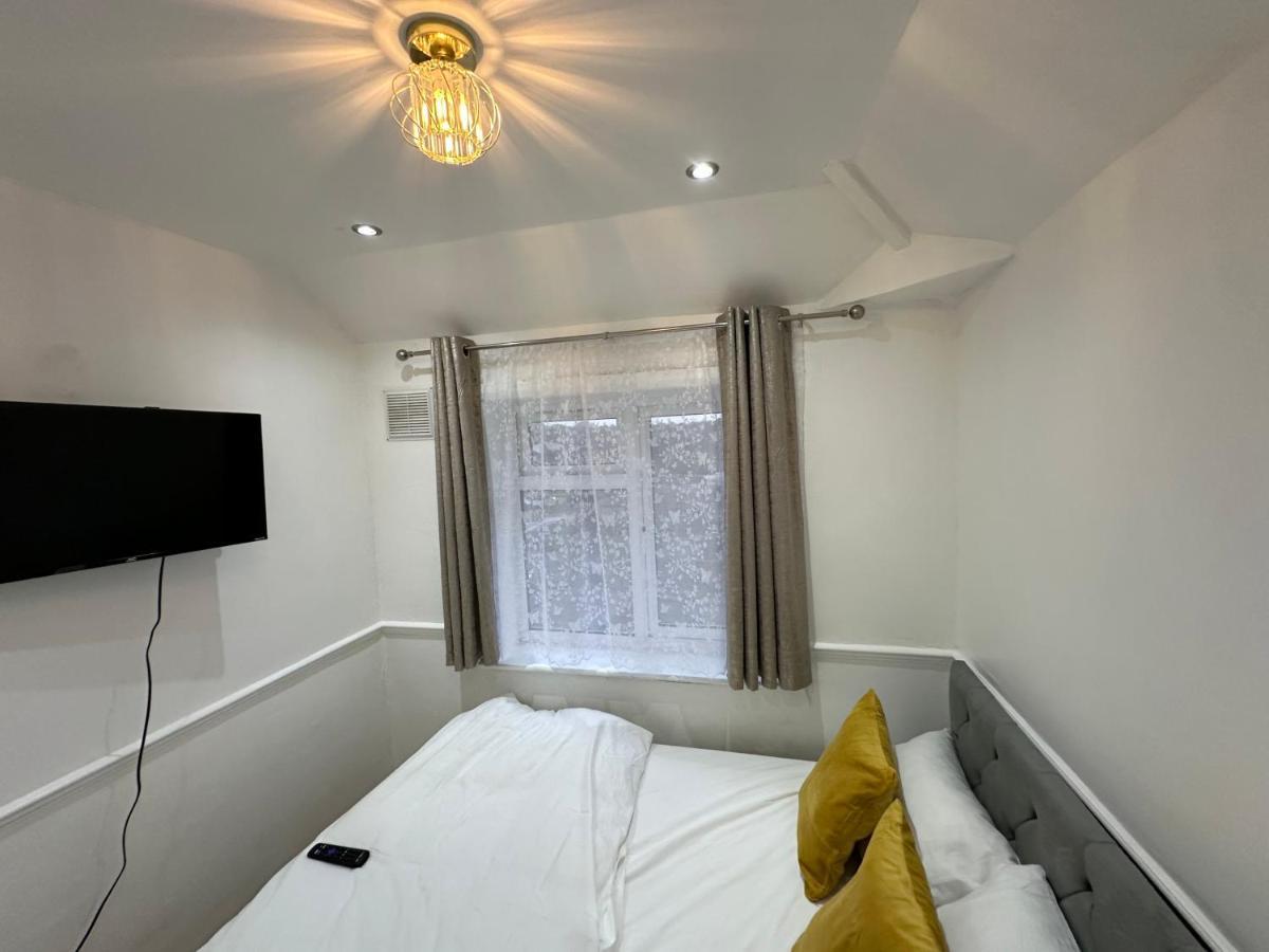 3Rd Studio Flat With Private Toilet And Bathroom Setup For Family Enjoyment 134 Keedonwood Road Bromley Exterior foto