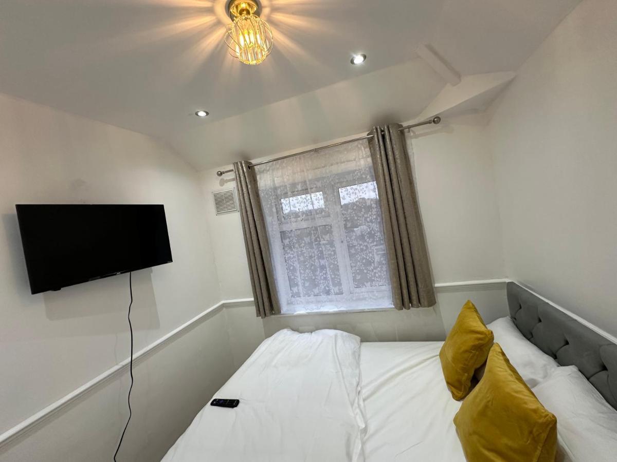 3Rd Studio Flat With Private Toilet And Bathroom Setup For Family Enjoyment 134 Keedonwood Road Bromley Exterior foto