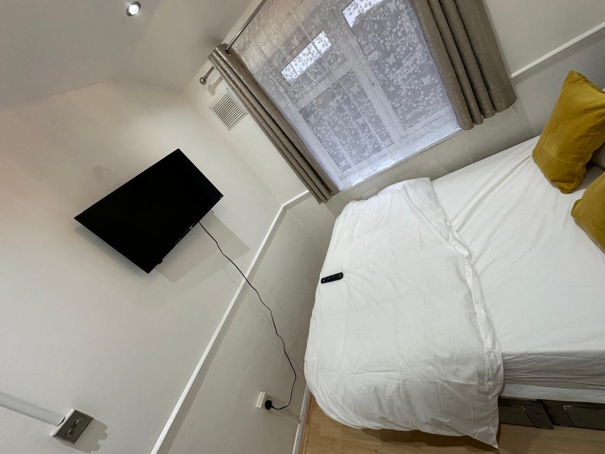 3Rd Studio Flat With Private Toilet And Bathroom Setup For Family Enjoyment 134 Keedonwood Road Bromley Exterior foto