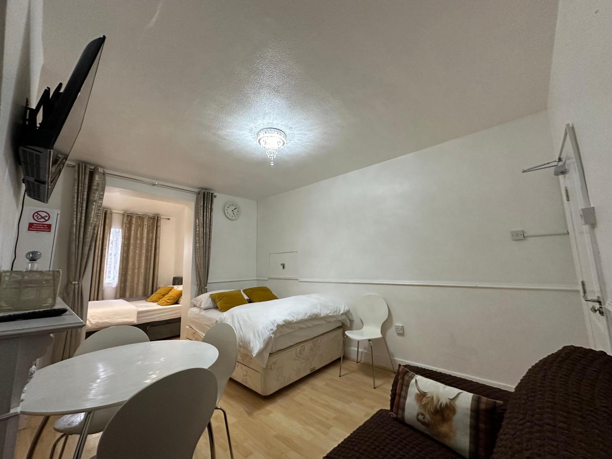 3Rd Studio Flat With Private Toilet And Bathroom Setup For Family Enjoyment 134 Keedonwood Road Bromley Exterior foto