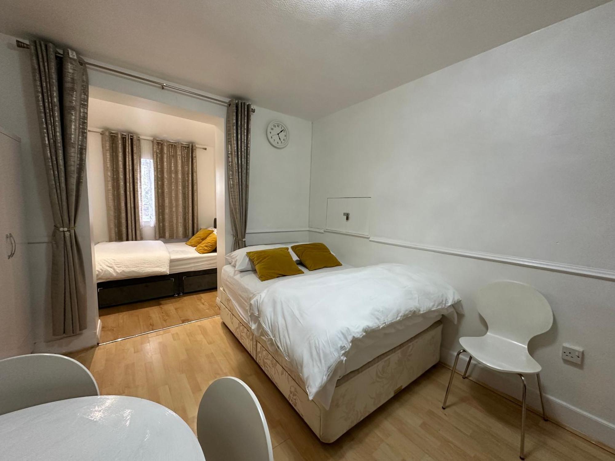 3Rd Studio Flat With Private Toilet And Bathroom Setup For Family Enjoyment 134 Keedonwood Road Bromley Exterior foto