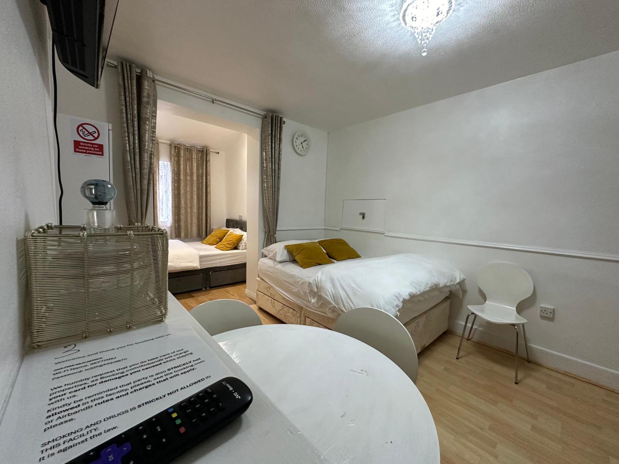 3Rd Studio Flat With Private Toilet And Bathroom Setup For Family Enjoyment 134 Keedonwood Road Bromley Exterior foto