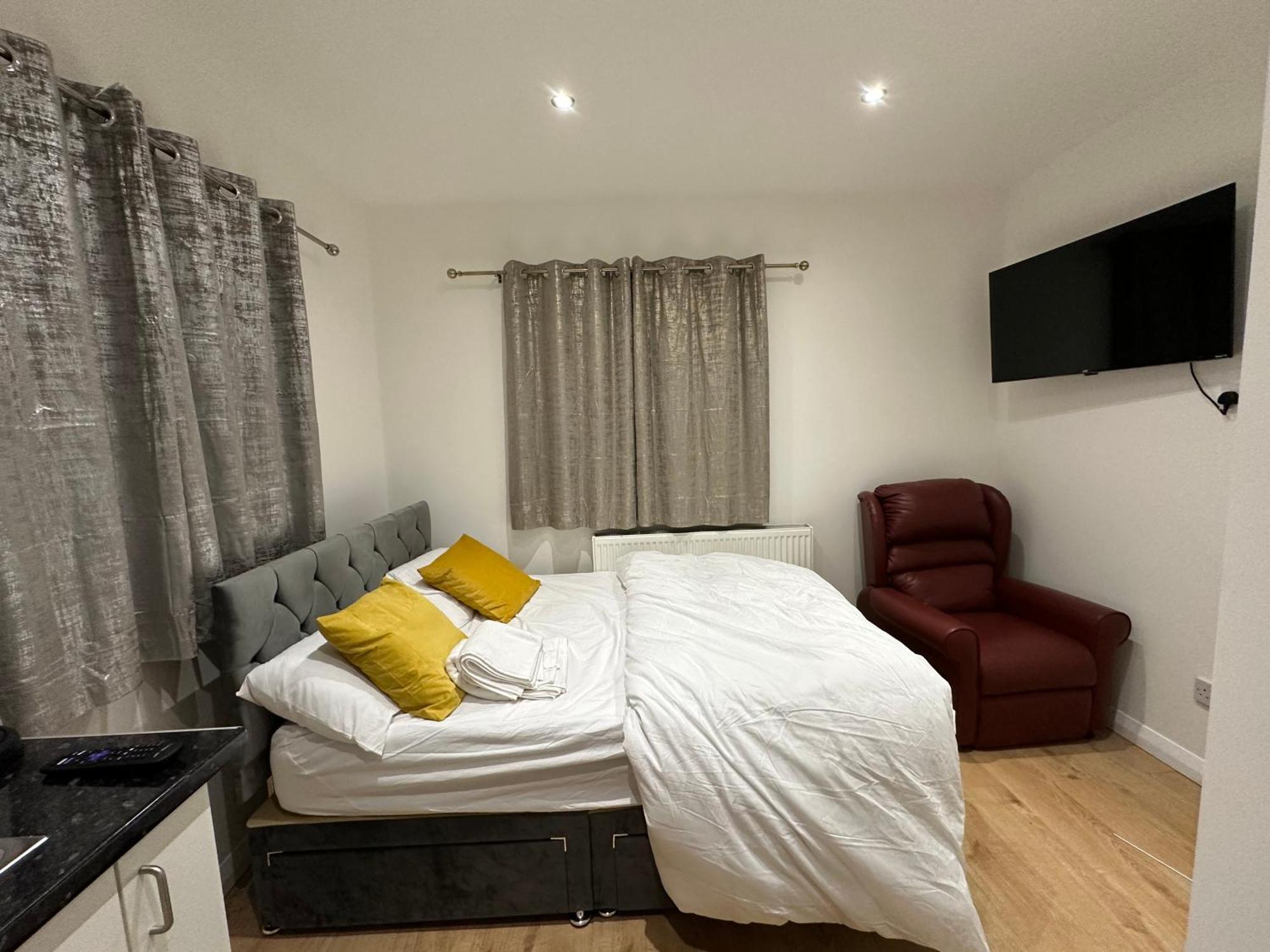 3Rd Studio Flat With Private Toilet And Bathroom Setup For Family Enjoyment 134 Keedonwood Road Bromley Exterior foto